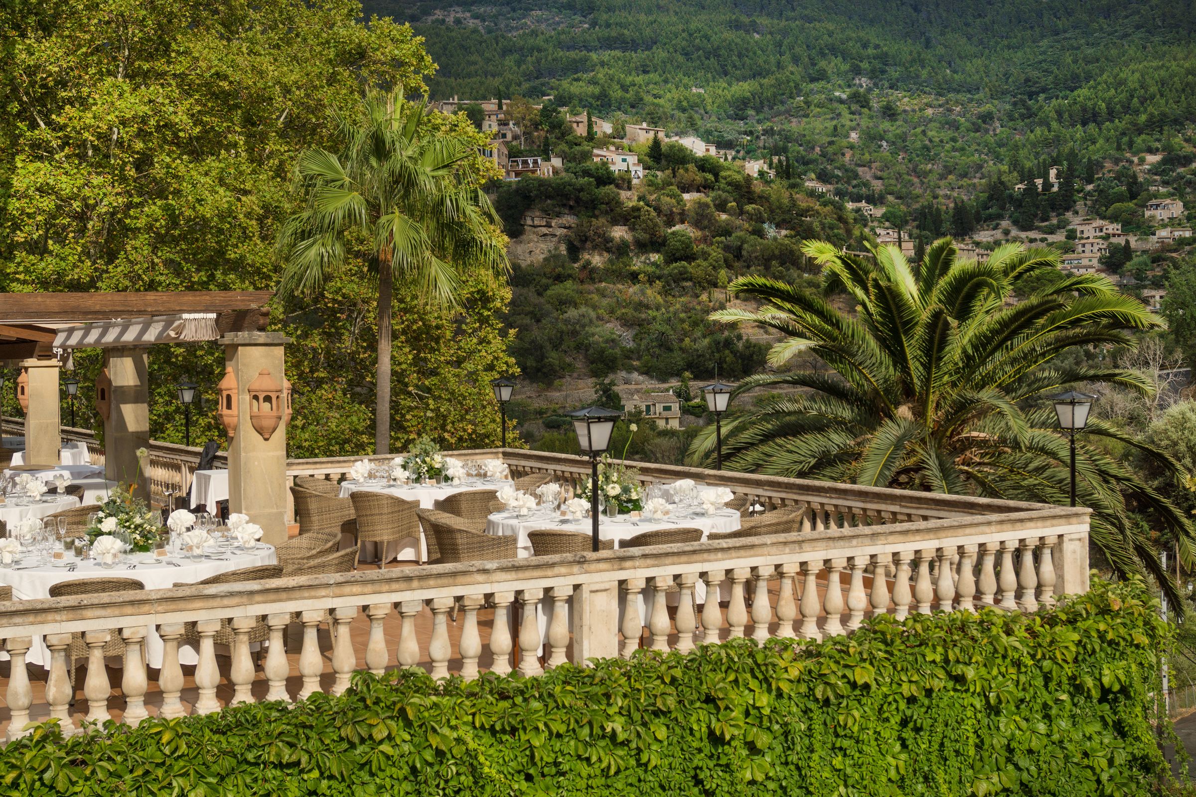 Terraza de Can Quet Deià al atardecer, con la Sierra de Tramuntana al fondo
