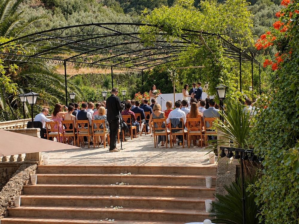 Ceremonia bajo La Pérgola de Can Quet Deià, con la Sierra de Tramuntana al fondo