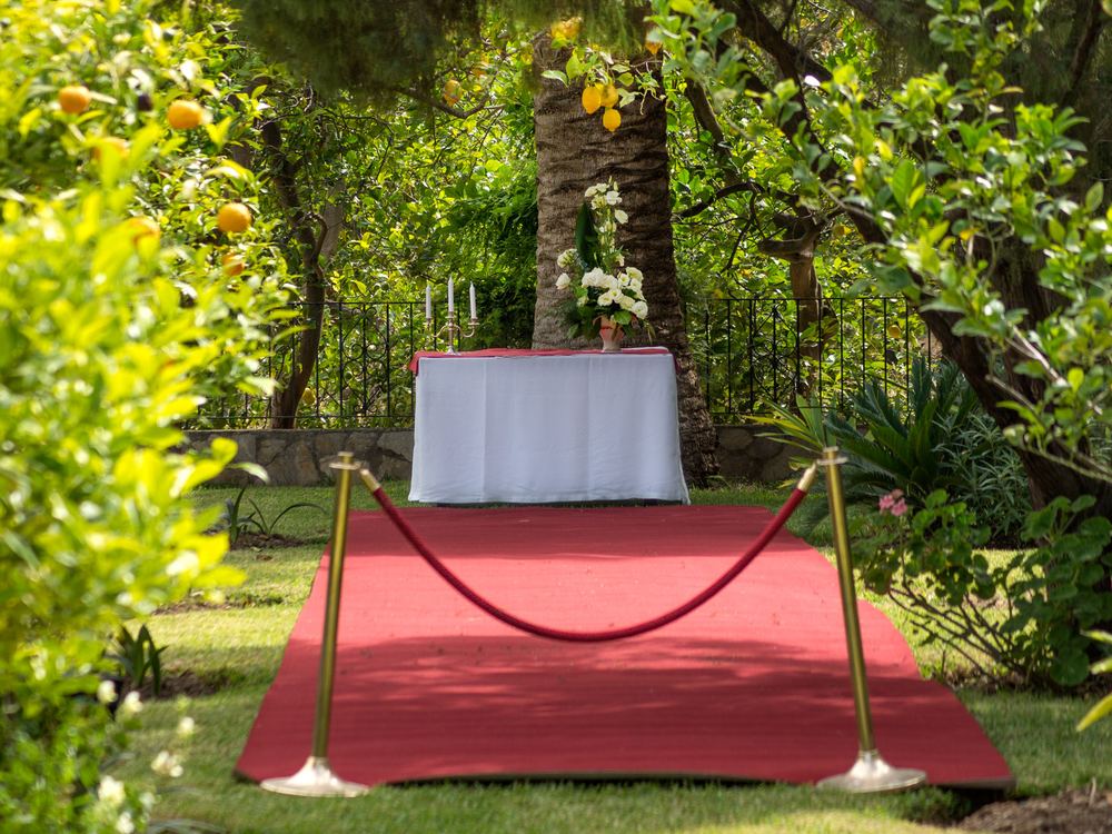 Altar y alfombra roja entre cítricos en el Jardín del Azahar de Can Quet Deià